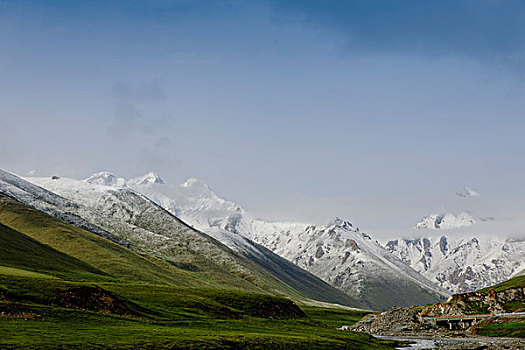 天山雪山