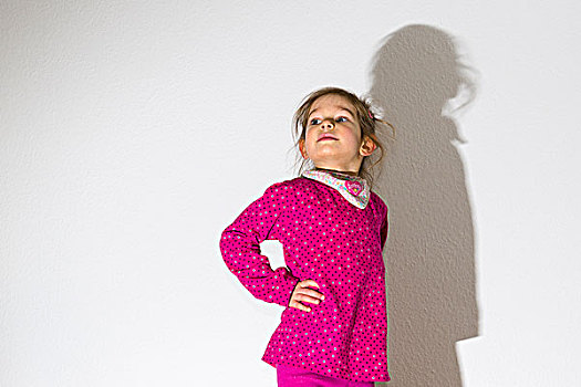 女孩,3岁,穿,粉色,衬衫,看,傲慢,影子,白墙