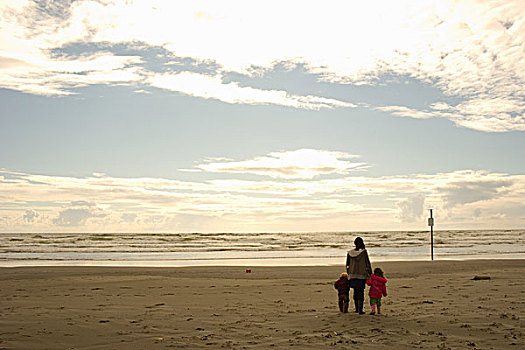 母亲,儿子,女儿,握手,沙滩