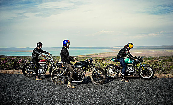 三个男人,戴着,脸,安全帽,坐,咖啡,竞速,摩托车,乡村道路