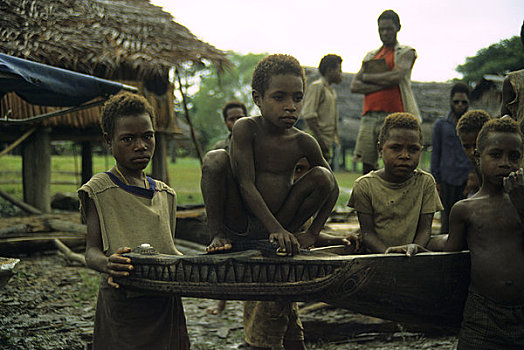 巴布亚新几内亚,河,孩子,坐,船首,独木舟,鳄鱼,雕刻