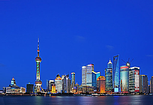 上海浦东陆家嘴的地标建筑,在夜色中熠熠生辉