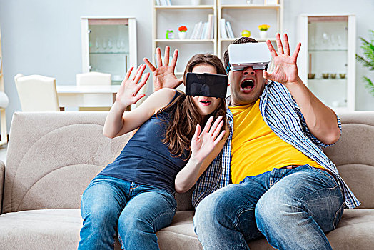年轻家庭,玩游戏,虚拟现实,眼镜