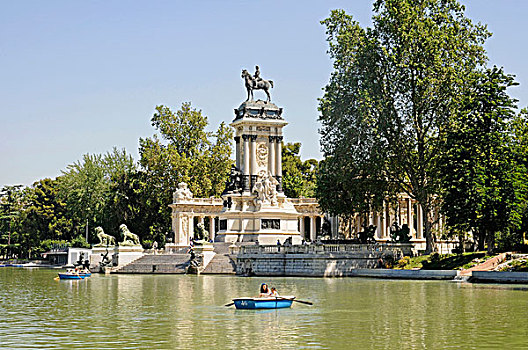 划艇,骑马雕像,国王,湖,丽池公园,马德里,西班牙,欧洲
