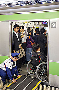 日本,东京,新宿,涩谷站,轮椅