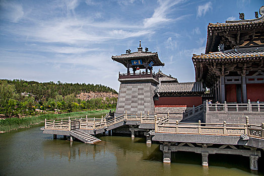 山西大同云冈石窟湖心岛中央的灵岩寺