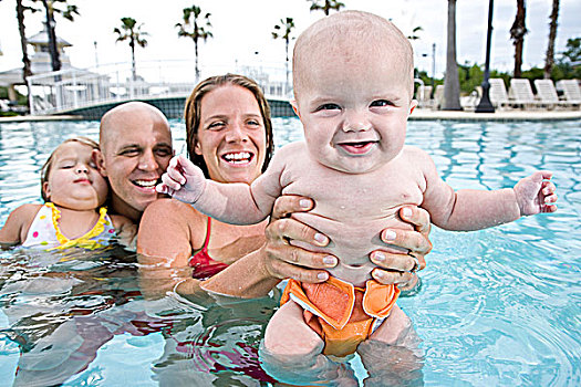 可爱,婴儿,家庭,微笑,游泳池
