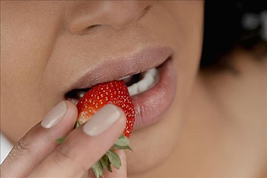 特写,女青年,吃,草莓