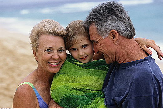 祖父母,拿着,孙女,毛巾,海滩