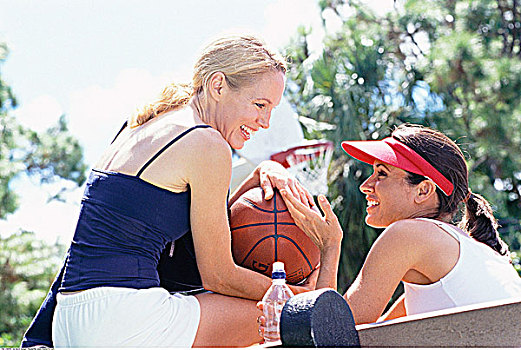 两个女人,交谈,玩,篮球