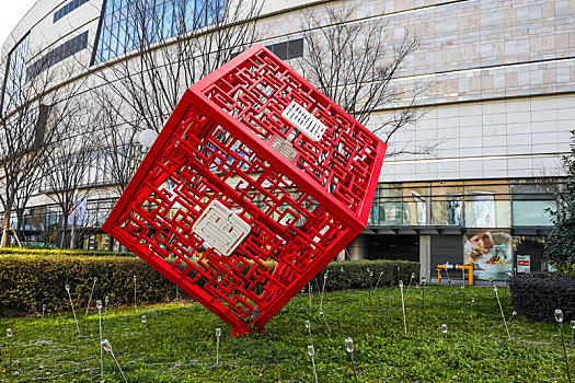 户外街头的中国风红色立方体雕塑