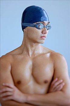 男人,戴着,游泳帽,护目镜,双臂交叉