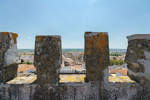 葡萄牙小镇埃武拉大教堂顶层栏杆和小镇景观