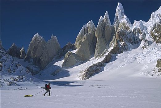 滑雪者,拉拽,雪橇,靠近,洛斯格拉希亚雷斯国家公园,巴塔哥尼亚,阿根廷