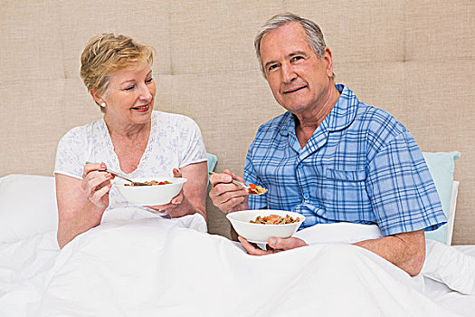 老年,夫妻,吃早餐,床上