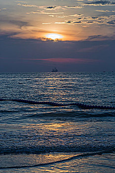 大海落日