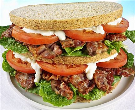 双层三明治,火腿莴苣番茄三明治,蛋黄酱