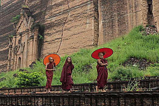 缅甸,明宫,年轻,僧侣,走,下方,巨大,庙宇,墙壁,遗址