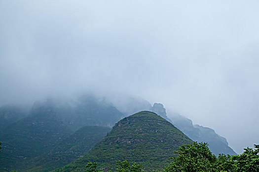 云雾笼罩着山峰