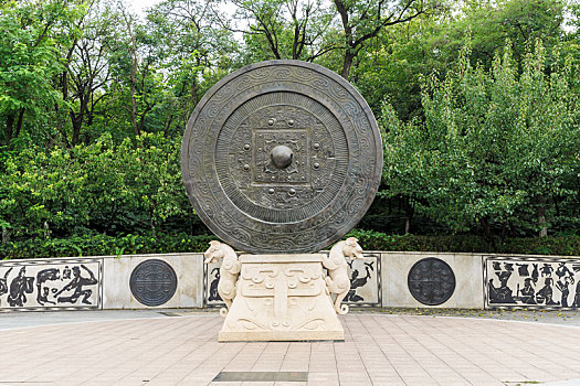 中国江苏省徐州汉文化景区以史为鉴雕塑浮雕广场