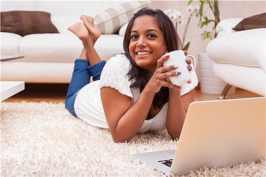 年轻,高兴,印度女人,笔记本电脑