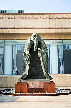 中国山东省青岛雕塑园内老子李耳雕塑