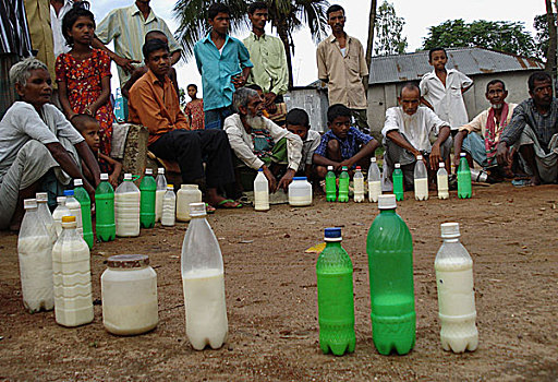 村民,拿,牛奶,塑料瓶,销售,市场,孟加拉,七月,2007年