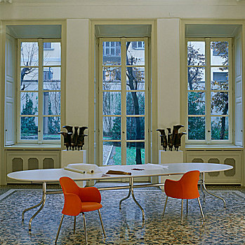 一对,惊人,橙色,椅子,扁长,桌子,装饰,房间