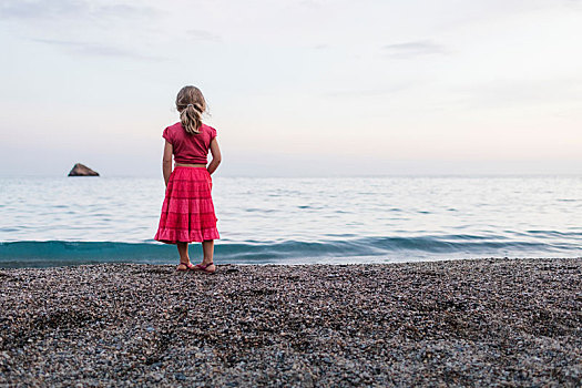 女孩,红裙,看,海洋,海滩,后视图,费拉约港,托斯卡纳,意大利