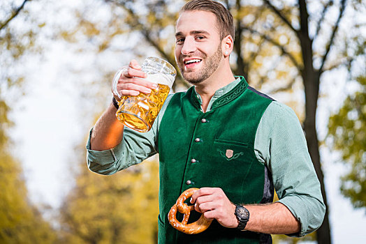 男人,传统,巴伐利亚,喝,啤酒,室外,巨大,大杯