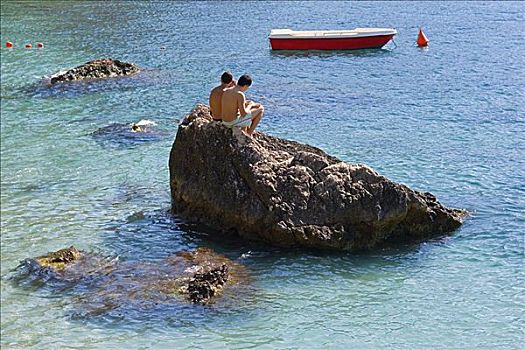 游客,坐,石头,卡普里岛,坎帕尼亚区,意大利