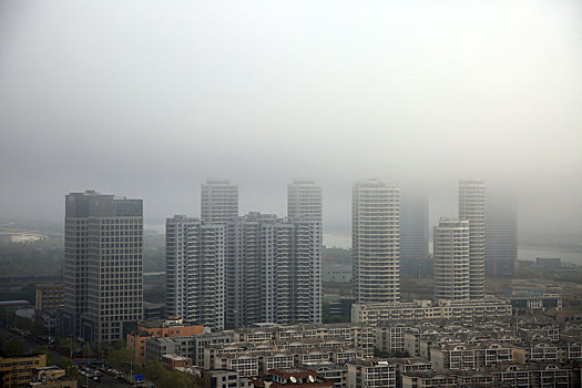 山东省日照市,高楼大厦被大雾笼罩