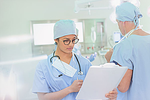 女性,外科,察看,文件,写字板,手术室