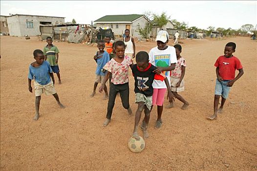 孩子,玩,足球,土路,博茨瓦纳,非洲