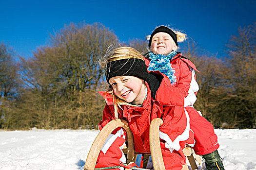 两个,小,孩子,雪橇,顶端,山,雪地,等待,开端,有趣