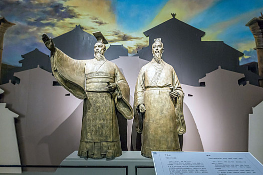 历史人物齐桓公与管仲雕像,山东省淄博市齐文化博物馆