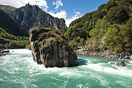 西藏林芝尼洋河第一大峡谷中流砥柱