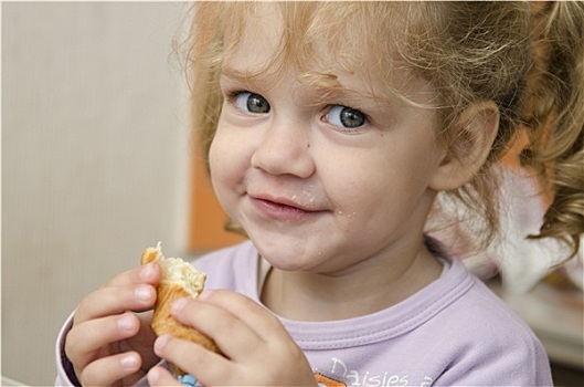 小女孩,热情,吃,面包卷,高兴