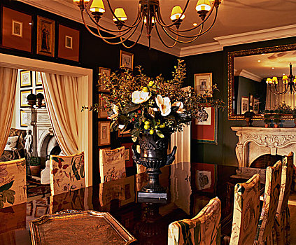 传统,绿色,餐厅,木桌,软垫,椅子,壁炉,入口