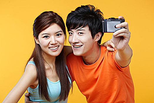 亚洲青年情侣玩相机