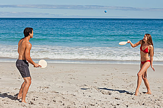 年轻,情侣,玩,海滩,球拍