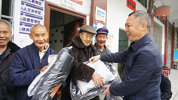 重庆酉阳,代表养老院里送冬衣