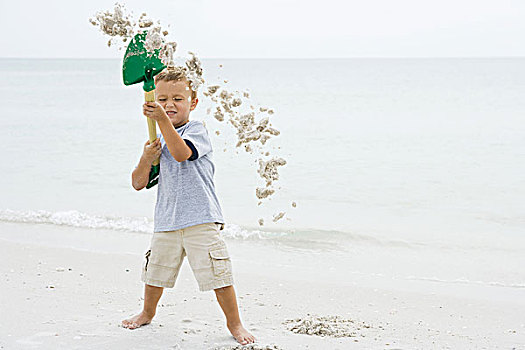 男孩,海滩,拿着,向上,铲,投掷,沙子,闭眼