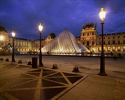 法国,巴黎,卢浮宫金字塔,光亮,夜晚,水塘,前景
