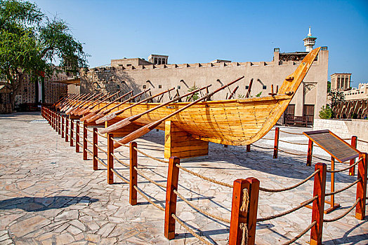 阿联酋迪拜阿法迪历史区展示的木船