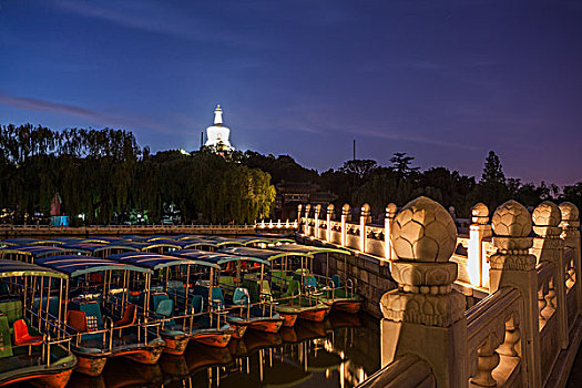 北京北海公园夜景