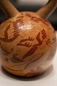 秘鲁拉斯瓦卡斯博物馆莫切文化神在月亮船上划桨细纹陶瓶