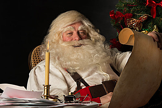 圣诞老人,坐,在家,读,老,纸卷,清单,夜晚,烛光,真诚,旧式,风格,头像