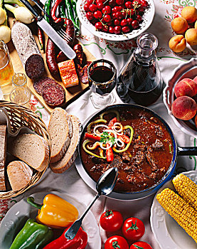 匈牙利,国菜,意大利腊肠,香肠,红辣椒,蔬菜炖肉,红酒