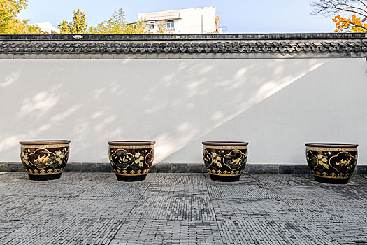 江南庭院白墙黛瓦水缸景观,拍摄于南京陶林二公祠